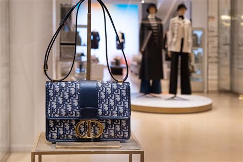 dior paris montaigne store|dior 30 montaigne bag price.